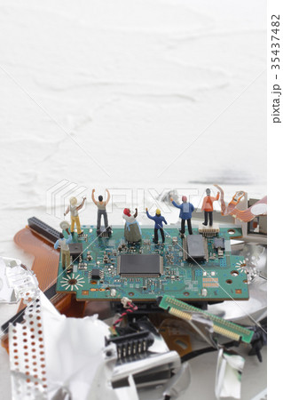 PC残骸と人間 35437482