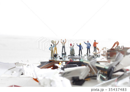 PC残骸と人間 PC残骸と人間 35437483