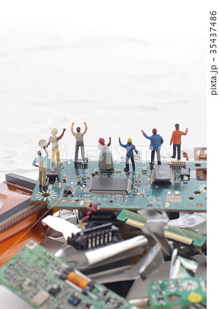 PC残骸と人間 35437486