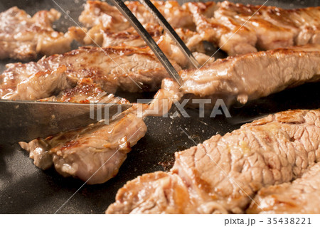 焼いた牛肉をカットする 35438221