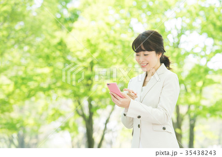 スマホを操作する女性(ビジネス) スマホを操作する女性(ビジネス) 35438243