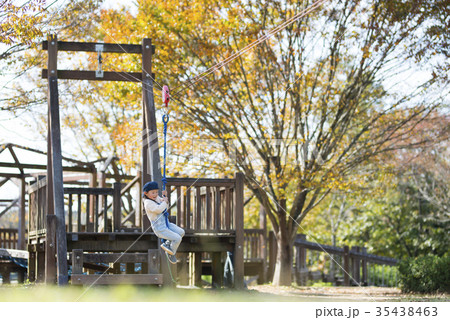 秋の公園で遊ぶ女の子 35438463