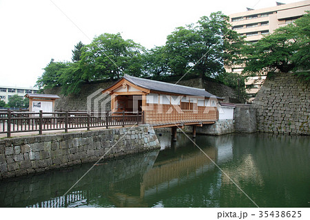福井城跡　復元された御廊下橋 35438625