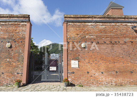函館 金森赤レンガ倉庫のレンガ塀と函館山 函館 金森赤レンガ倉庫のレンガ塀と函館山 35438723