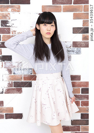 若い女性　ファッション ポートレート 35439617
