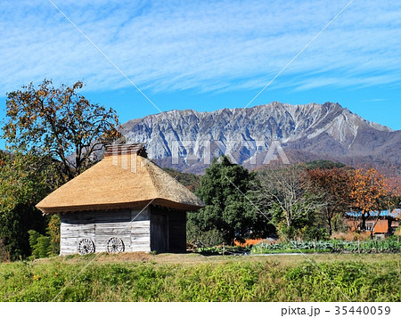 秋の奥大山の風景 茅葺小屋 大山 御机 秋の奥大山の風景 茅葺小屋 大山 御机 35440059