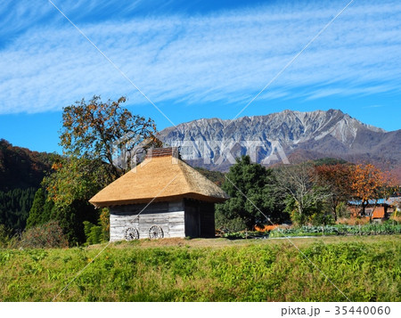 秋の奥大山の風景　茅葺小屋　大山　御机 35440060