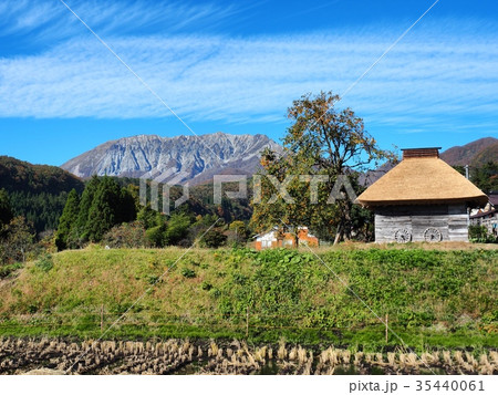 秋の奥大山の風景　茅葺小屋　大山　御机 35440061