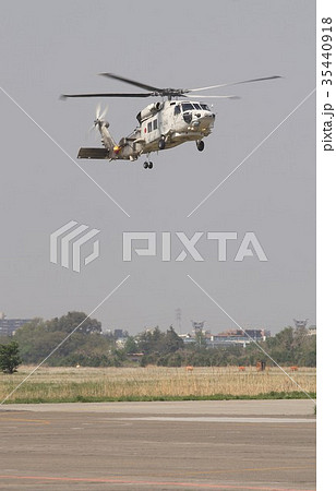 厚木基地航空ショーでホバリング飛行を見せる海上自衛隊のSH-60Kシーホーク哨戒ヘリコプター 35440918