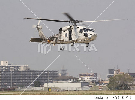 厚木基地航空ショーでホバリング飛行を見せる海上自衛隊のSH-60Kシーホーク哨戒ヘリコプター 35440919