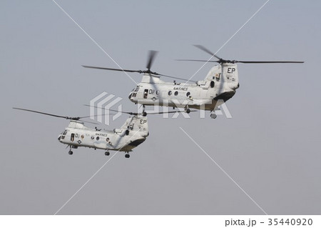 東日本大震災に出動し救難活動に就いた在沖米海兵隊のCH-46Eシーナイト輸送ヘリコプター 35440920
