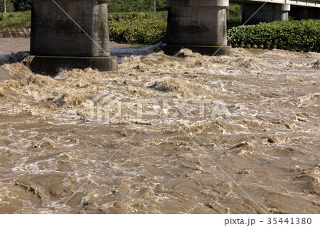 増水した川 35441380