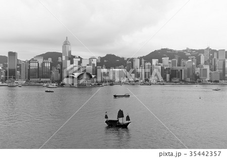 香港　曇り空　モノクロイメージ 35442357