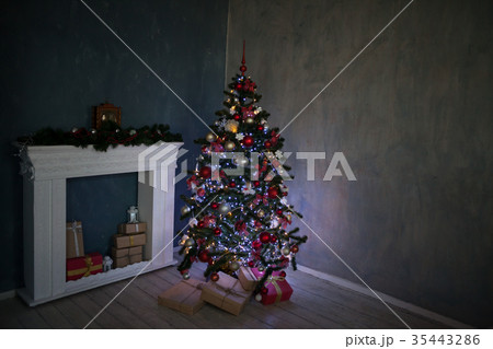 Christmas tree with presents, Garland lights new 35443286