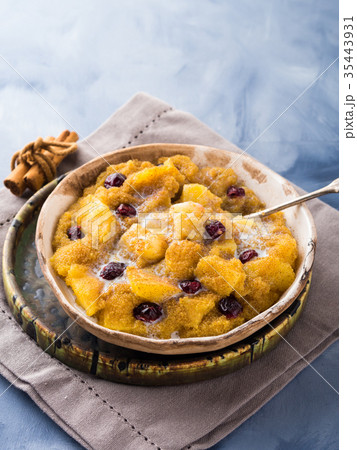 Amaranth porridge with apples and cinnamon Amaranth porridge with apples and cinnamon 35443931