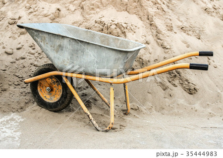 Wheelbarrow 35444983