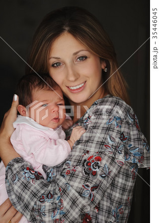 young mother with cute newborn baby 35446045