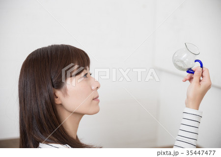 ガラス製品をチェックする女性 ガラス製品をチェックする女性 35447477