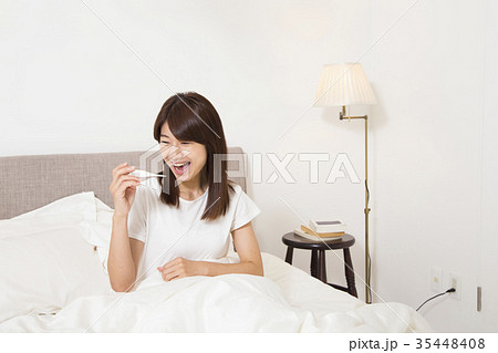 体温計を持つ女性 体温計を持つ女性 35448408