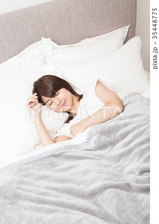 ベッドに寝ている女性 ベッドに寝ている女性 35448775