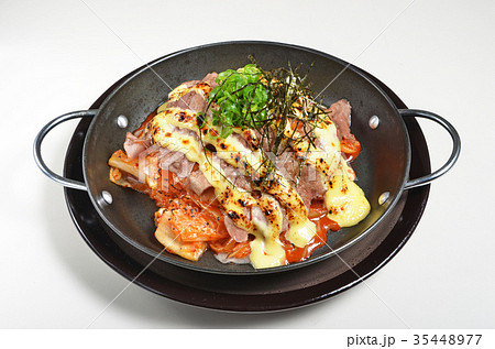 Risotto with baked beef, kimchi and  cheese  35448977