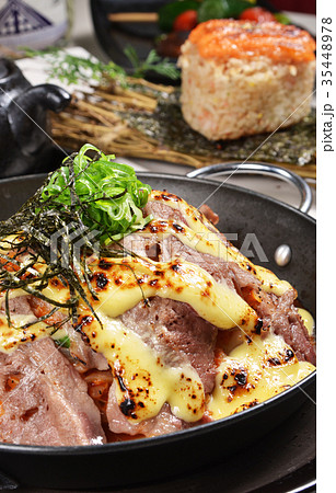 Risotto with baked beef, kimchi and  cheese  35448978