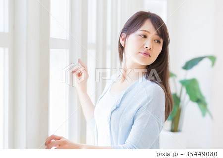 リラックスする女性 35449080