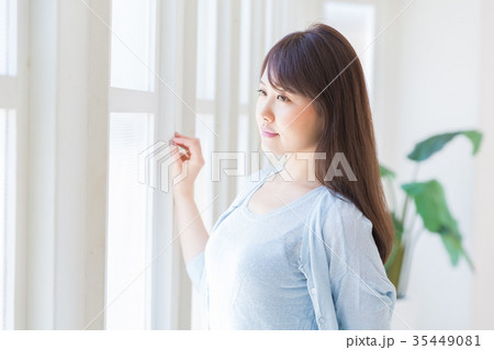 リラックスする女性 35449081