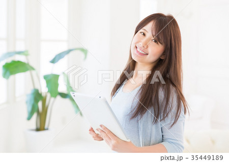 部屋でタブレットを見る女性 35449189