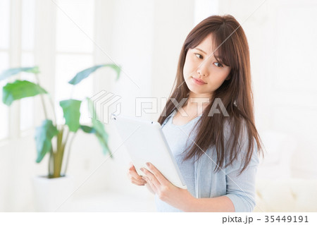 部屋でタブレットを見る女性 35449191