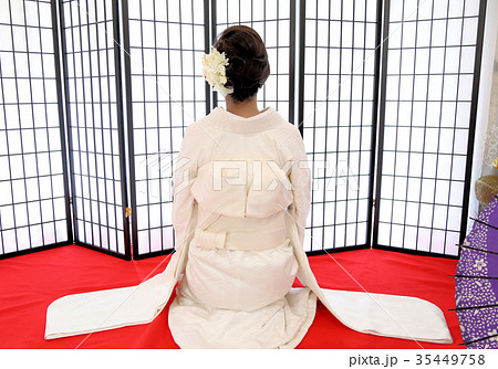 和装ウエディング 白無垢の後ろ姿 帯 神前結婚の写真素材