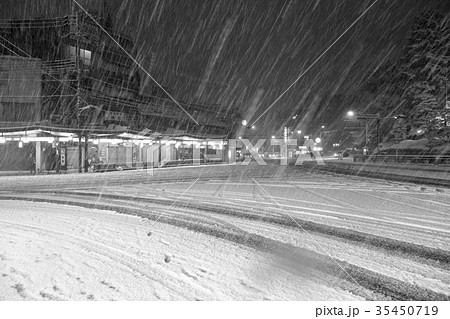 京都　雪景色　モノクロイメージ 35450719