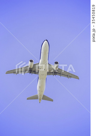 真上を飛ぶ飛行機 A3の写真素材