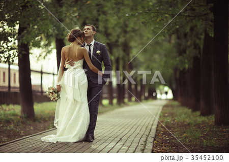 Wedding, the bride and groom on the wedding day photosession 35452100