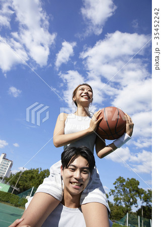 バスケットボール 肩車 屋外 35452242