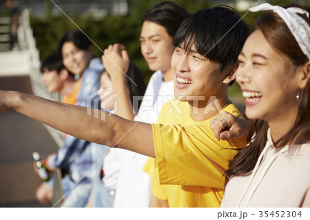 屋外 室外 若い男 35452304