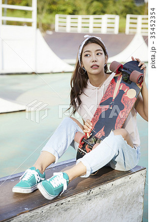 スケートボード 若い女性 若い女の写真素材