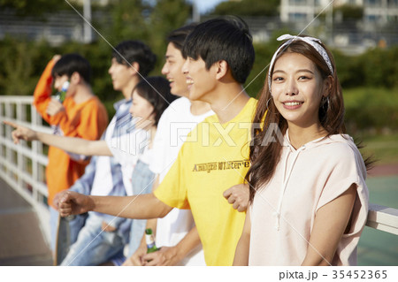 屋外 室外 若い男 35452365