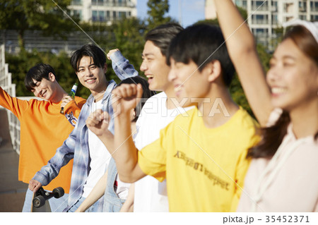 屋外 室外 若い男 35452371
