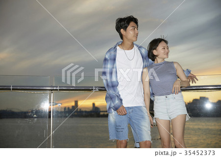 夕焼け デート 屋外 35452373