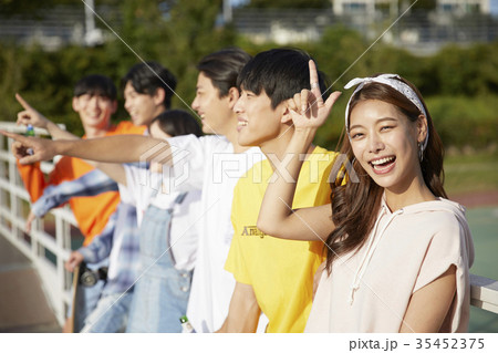 屋外 室外 若い男 35452375