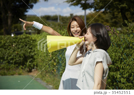応援 若い女性 拡声器 35452551