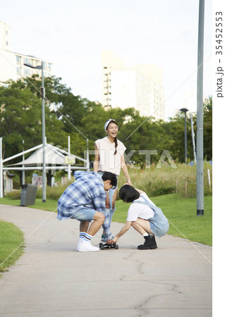 20代 スケートボード 若い男 35452553