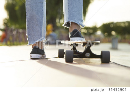 足 後姿 スケートボード 35452905