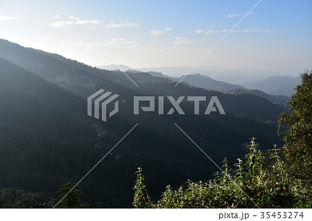 インドの絶景　シムラーの美しい街並みとヒマラヤの山々 35453274