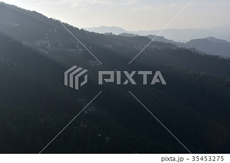 インドの絶景　シムラーの美しい街並みとヒマラヤの山々 35453275