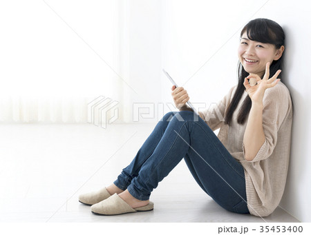 タブレットを操作する若い女性 OKサイン タブレットを操作する若い女性 OKサイン 35453400
