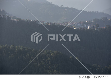 インドの絶景 シムラーの美しい街並みとヒマラヤの山々 インドの絶景 シムラーの美しい街並みとヒマラヤの山々 35453482