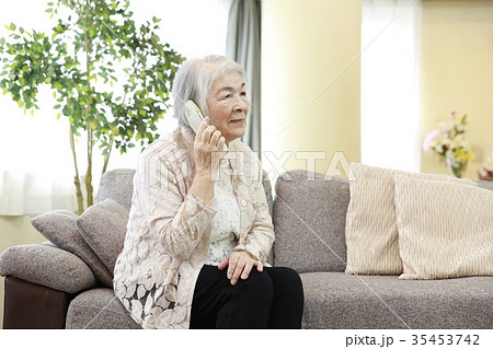 電話する高齢者女性 35453742