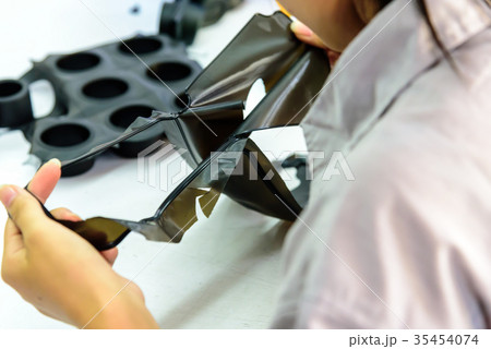 ゴム成形作業 ゴム成形作業 35454074